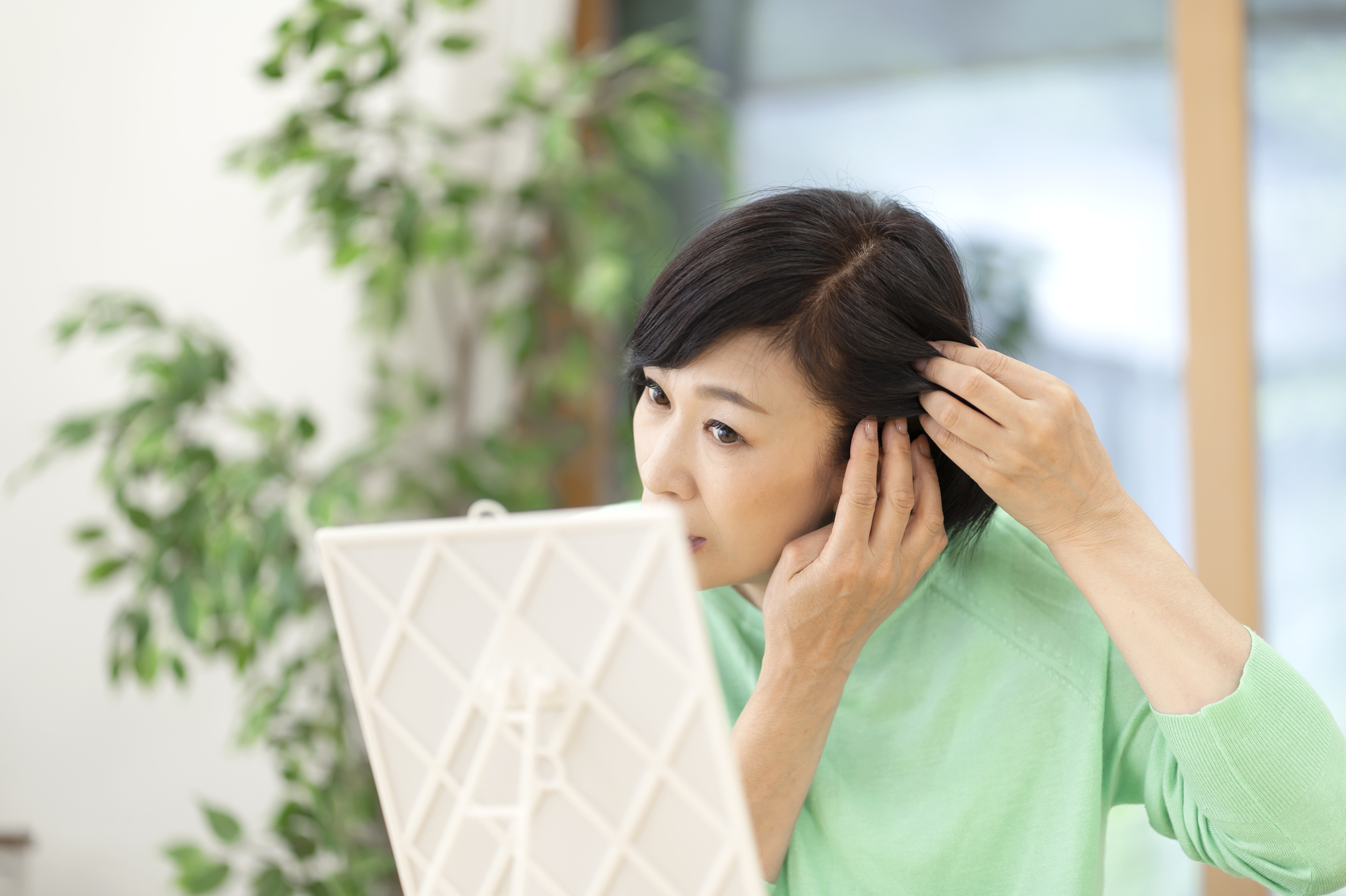 女性が髪の毛を気にする